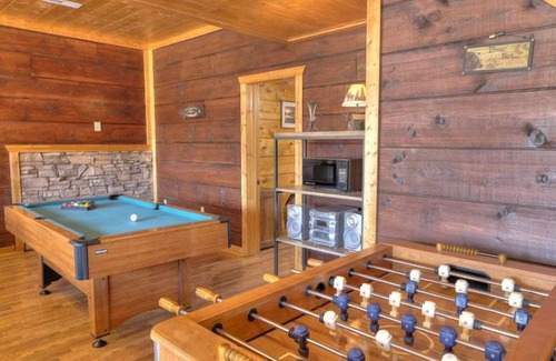 Gatlinburg - Pigeon Forge Cabina | Lakefront Cabin with Outdoor Pool, Close to Pigeon Forge.