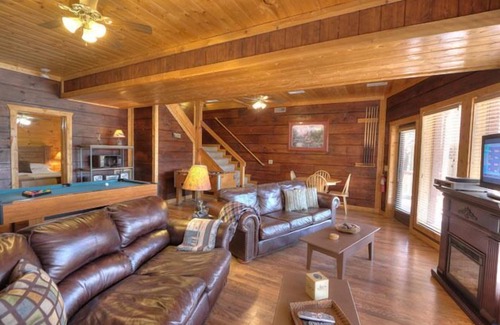 Gatlinburg - Pigeon Forge Cabina | Lakefront Cabin with Outdoor Pool, Close to Pigeon Forge.