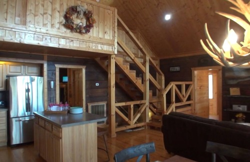 Gatlinburg - Pigeon Forge Cabina | Lakefront Cabin with Outdoor Pool, Close to Pigeon Forge.