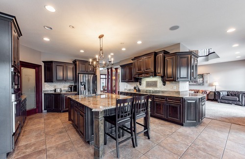 Waterfront Greens Casa | Castle at the Lake - Luxury Lakefront Pet Friendly Home con piscina cubierta