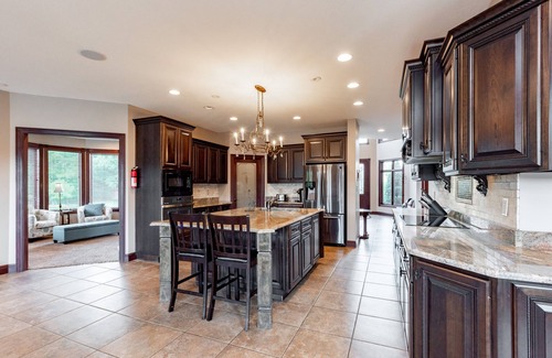 Waterfront Greens Casa | Castle at the Lake - Luxury Lakefront Pet Friendly Home con piscina cubierta
