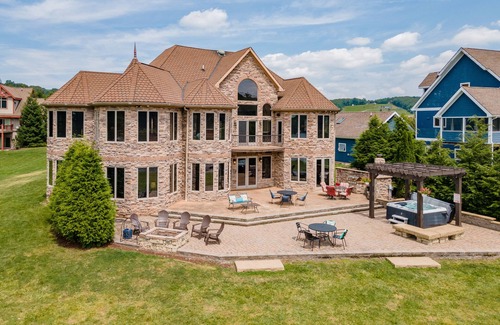 Waterfront Greens Casa | Castle at the Lake - Luxury Lakefront Pet Friendly Home con piscina cubierta