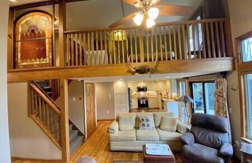 Locust Lake Village Casa | Lakefront Chalet Golf Cart, Pontoon & Kayak in LLV
