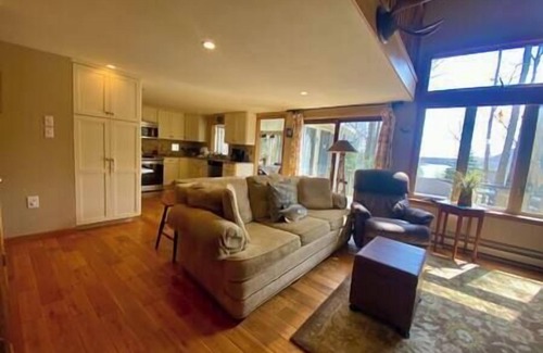 Locust Lake Village Casa | Lakefront Chalet Golf Cart, Pontoon & Kayak in LLV