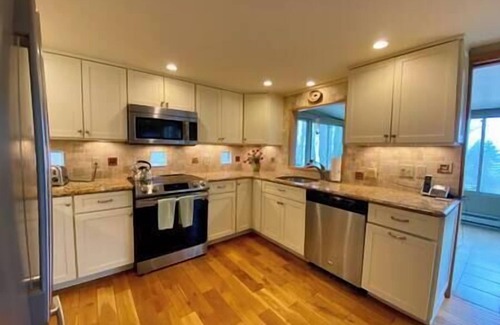 Locust Lake Village Casa | Lakefront Chalet Golf Cart, Pontoon & Kayak in LLV