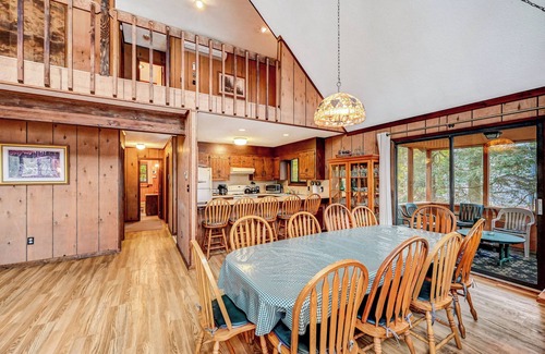 Gouldsboro Chalet De Esquí | Lakefront Chalet on Big Bass Lake - 5 BR Spacious Home on 3 Levels