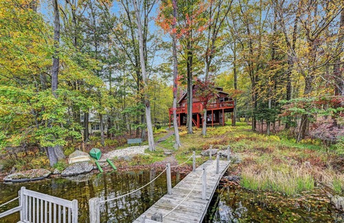 Gouldsboro Chalet De Esquí | Lakefront Chalet on Big Bass Lake - 5 BR Spacious Home on 3 Levels