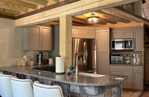 Greentown Casa | Lakefront Chateau Oasis