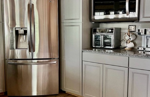 Greentown Casa | Lakefront Chateau Oasis