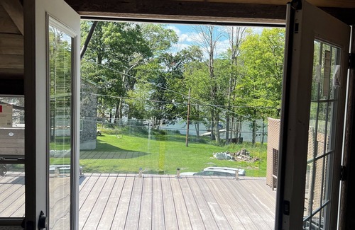 Greentown Casa | Lakefront Chateau Oasis