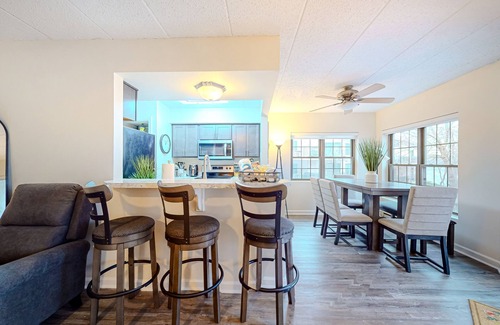 Lake Harmony Condominio | Lakefront condo with balcony, fireplace, washer/dryer, central AC, & fast WiFi