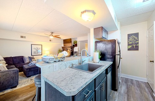 Lake Harmony Condominio | Lakefront condo with balcony, fireplace, washer/dryer, central AC, & fast WiFi