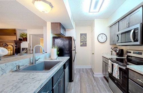 Lake Harmony Condominio | Lakefront condo with balcony, fireplace, washer/dryer, central AC, & fast WiFi