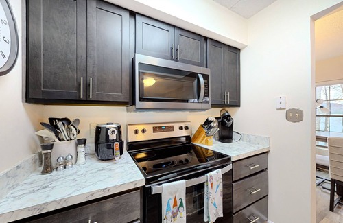 Lake Harmony Condominio | Lakefront condo with balcony, fireplace, washer/dryer, central AC, & fast WiFi