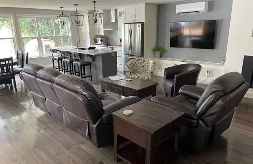 Front of Yonge Chalet De Esquí | Lakefront cottage