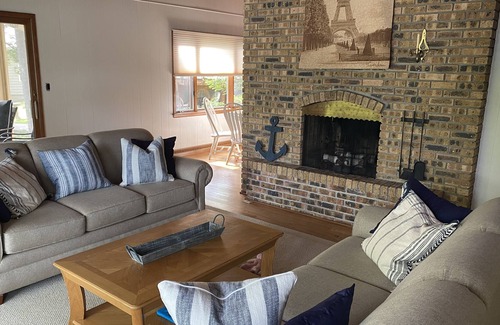 Florence Casa | Lakefront Cottage- Close to Timber Stone Golf and Pine Mountain