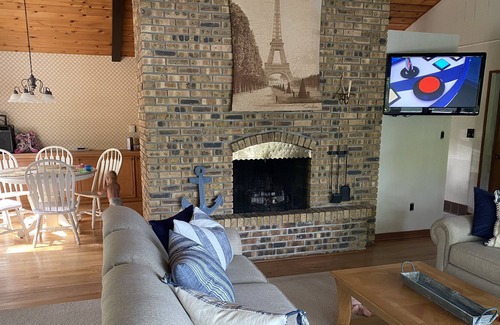 Florence Casa | Lakefront Cottage- Close to Timber Stone Golf and Pine Mountain