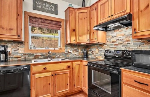 Mill Spring Cabaña | Lakefront Cottage on Lake Adger