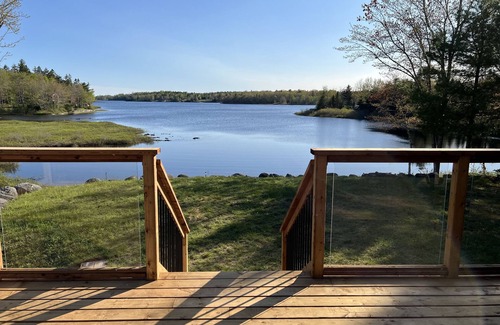 Mill Road Cabaña | Casa frente al lago en un lago Wallaback