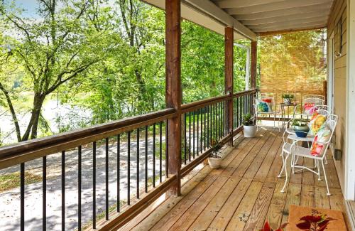 Beaver Casa | Lakefront Cottage by Little Golden Gate Bridge