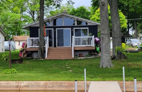 Paris Cabaña | Lakefront Cottage