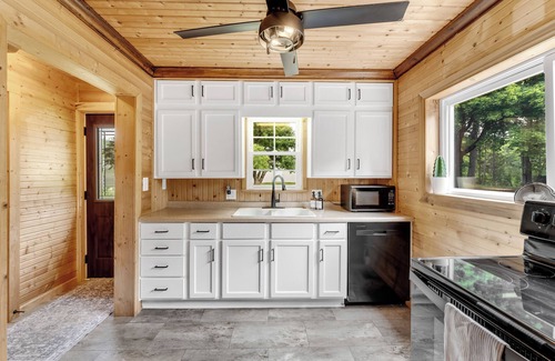 Barryton Cabaña | Lakefront Cottage w/AC, King Beds, High Speed WiFi & Sandy Beach