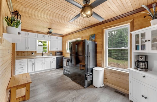 Barryton Cabaña | Lakefront Cottage w/AC, King Beds, High Speed WiFi & Sandy Beach