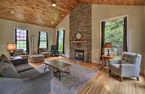 Sharps Chapel Casa | Lakefront Cottage with Private Double Dock
