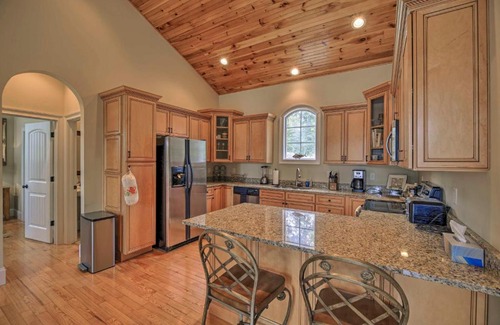 Sharps Chapel Casa | Lakefront Cottage with Private Double Dock