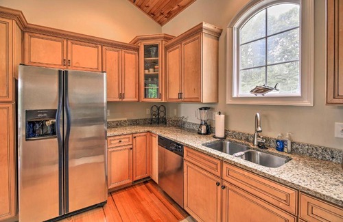 Sharps Chapel Casa | Lakefront Cottage with Private Double Dock