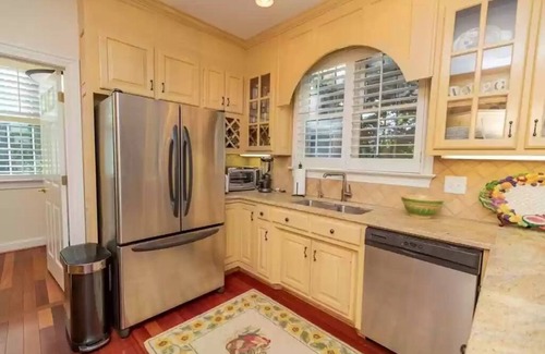 Littleton Casa | Lakefront, Cozy Charm & Pool. feat. basketball/volleyball, Dock, Kayaks, Firepit