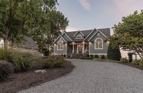 Littleton Casa | Lakefront, Cozy Charm & Pool. feat. basketball/volleyball, Dock, Kayaks, Firepit