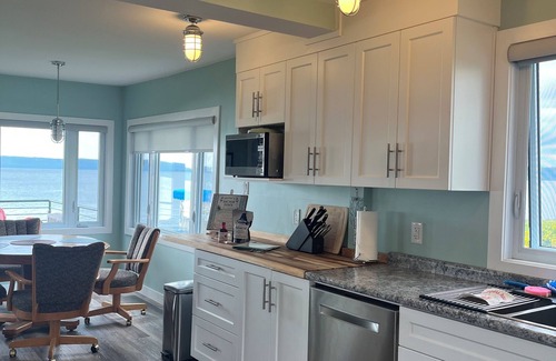 Shuniah Cabaña | Lakefront cozy cottage on beautiful Lake Superior. Close to hiking and skiing.