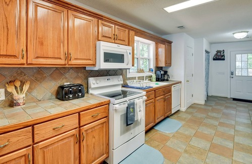 Pleasure Point Cabina | Lakefront Dadeville Retreat w/ Deck, Dock & Views!