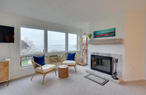 Dewittville Apartamento | Lakefront Dewittville Condo with Private Deck!