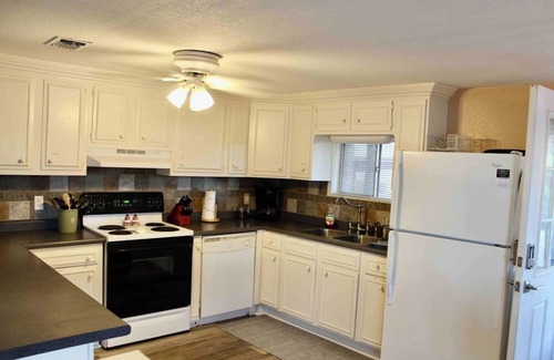 Nocona Casa | Lakefront | Dock | Fire pit | Sleeps 8