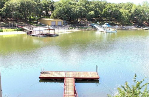 Nocona Casa | Lakefront | Dock | Fire pit | Sleeps 8