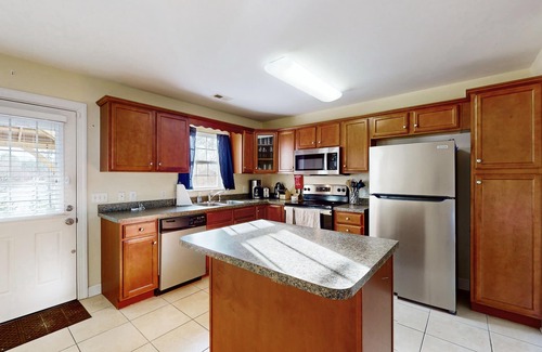 Boiling Spring Lakes Casa | Lakefront dog-friendly home near beach/Wilmington with private gazebo, W/D