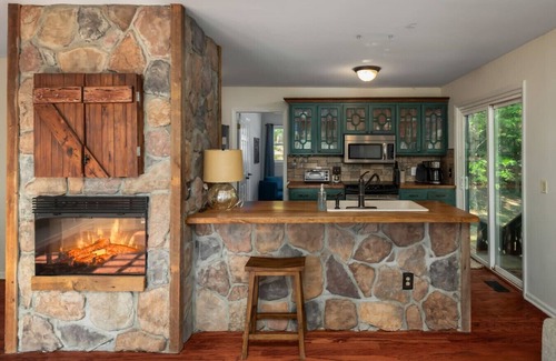 Roxboro Apartamento | Lakefront Escape | Dock, Fire Pit, Family friendly