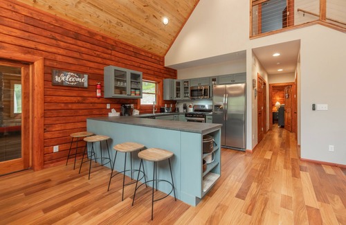 North Glade Hills Casa | Lakefront Escape: Lakefront, Dogs Welcome, Dock Slip, Hot Tub!
