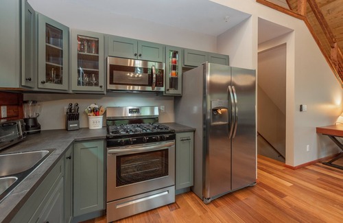 North Glade Hills Casa | Lakefront Escape: Lakefront, Dogs Welcome, Dock Slip, Hot Tub!