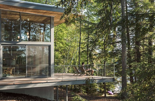 Center Harbor Casa | Obra maestra moderna en Squam, presentada en la revista Boston