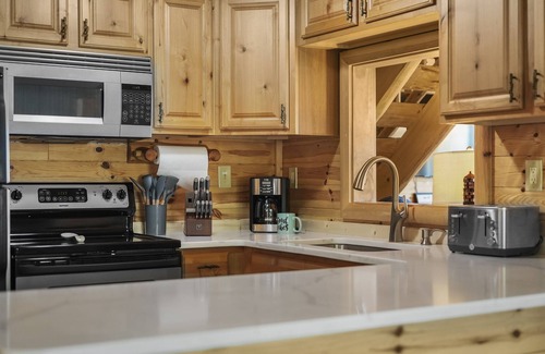 Houghton Lake Chalet De Esquí | LakeFront - Renovated Family Getaway with Dock!