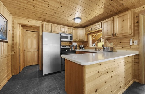 Houghton Lake Chalet De Esquí | LakeFront - Renovated Family Getaway with Dock!