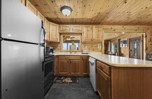 Houghton Lake Chalet De Esquí | LakeFront - Renovated Family Getaway with Dock!