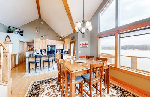 Lincoln City Casa | Frente al lago, casa familiar con bañera de hidromasaje privada, sala de juegos y muelle