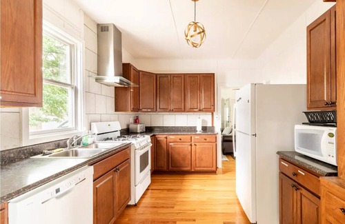 Cleveland Casa | Lakefront Family Getaway