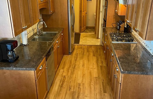 Lindstrom Casa | Lakefront Family Getaway en The Point! Kayaks / 2 fogatas / Playa privada / Literas