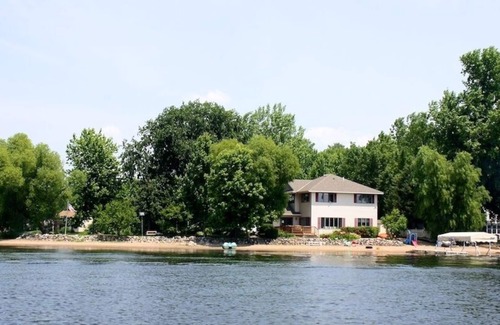 Lindstrom Casa | Lakefront Family Getaway en The Point! Kayaks / 2 fogatas / Playa privada / Literas