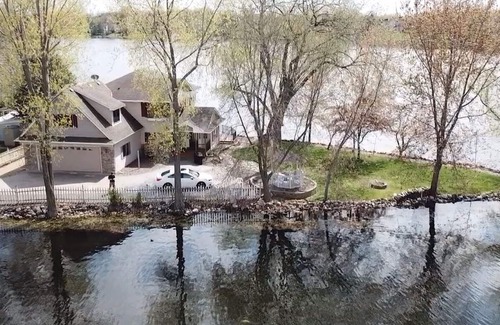 Lindstrom Casa | Lakefront Family Getaway en The Point! Kayaks / 2 fogatas / Playa privada / Literas